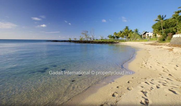 Exceptional Investment: Elevated 2-Bedroom Apartment with Clear Views in Pereybère