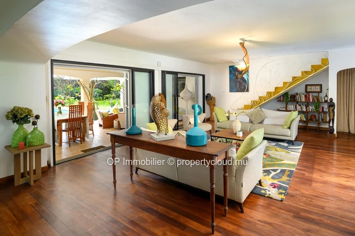 Maison meublée à louer à Calodyne, 406m², 4 chambres, piscine privée, parking, proche des écoles et commerces. Rs 250...