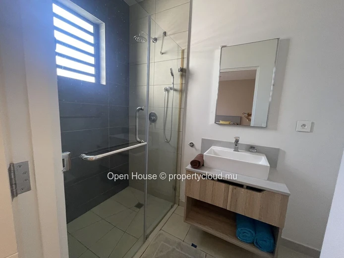 Villa contemporaine à louer, 4 chambres, piscine, accès golf.