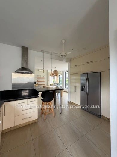 Belle villa de 4 chambres en suites, 300 M2 hab sur 760 M2 de jardin, accessible aux etrangers