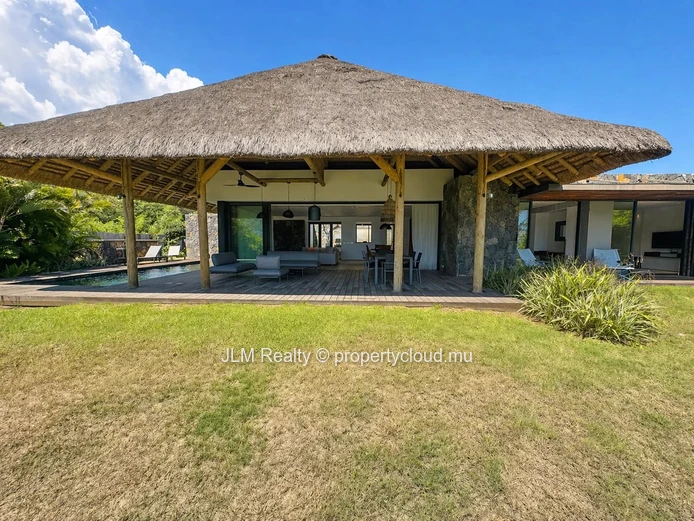 Superbe villa pieds dans l’eau à vendre à Rivière Noire, Île Maurice