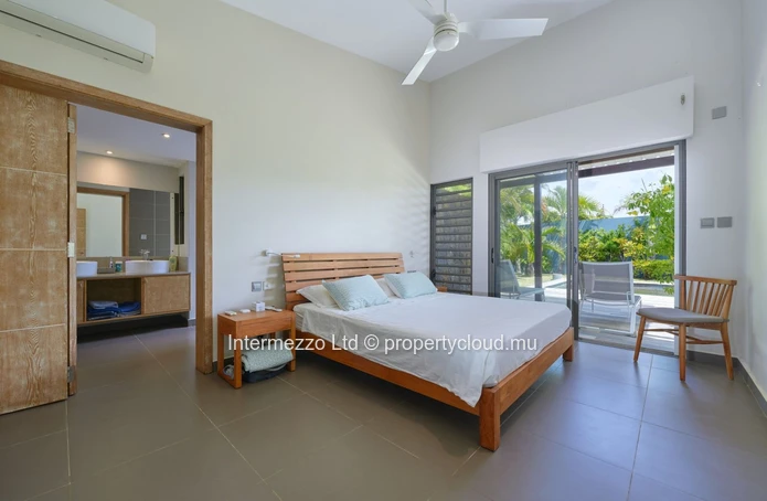 Villa PDS à vendre, Grand Baie, 347m², terrain 758m², 3 chambres, piscine, proche commerces, meublée, gardien, terras...