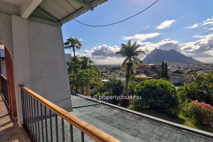 Spacieuse villa traditionnelle en triplex à Sodnac avec 4 chambres, vue sur la mer et la montagne, proche des commodi...