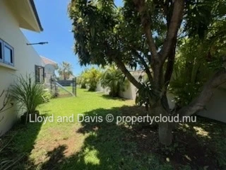 Elegant 3-Bedroom House with Mezzanine in Tamarin – Secure Estate