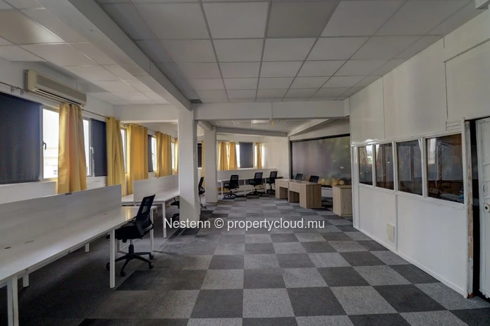 Bureau meublé au 4? étage avec vue imprenable sur le centre-ville