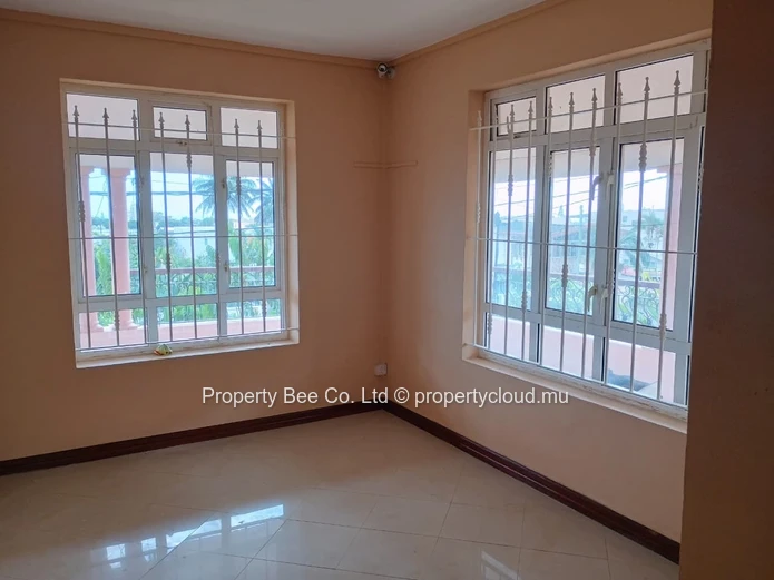1st Floor Apartment: HillCrest Avenue / Corner of Avenue Des Dodos