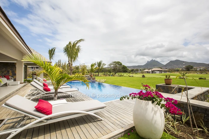 Modern villa of 4 bedrooms in a secure residence