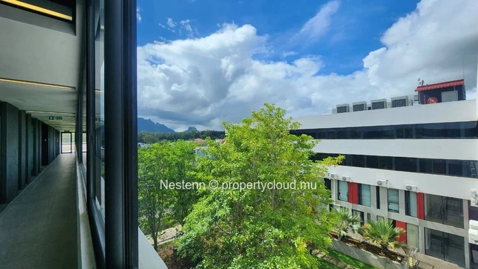 Modern office of 22.5 m² with a private parking and convenient amenities nearby.