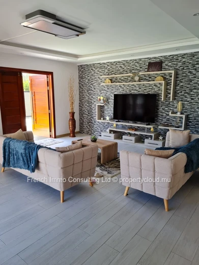 Superbe villa de 4 chambres a grand baie, jardin et piscine, prox super u