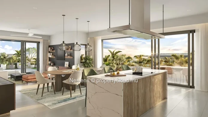Four-bedroom penthouse in a prestigious estate with golf, a short walk from the beach and shops.