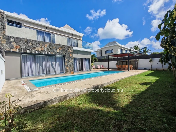 Maison meublée 4 chambres avec piscine à louer à Péreybère
