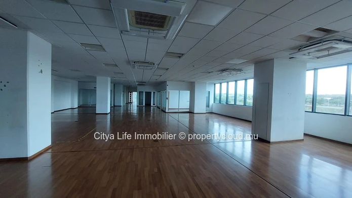 577m² Office Space for Rent in Ebène - Prime Location, Affordable Price!