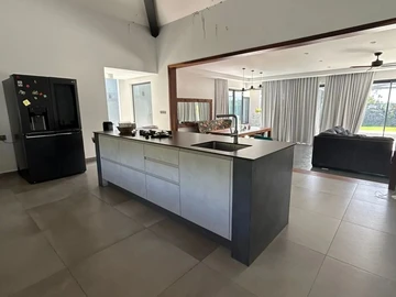 6 Bedroom Villa