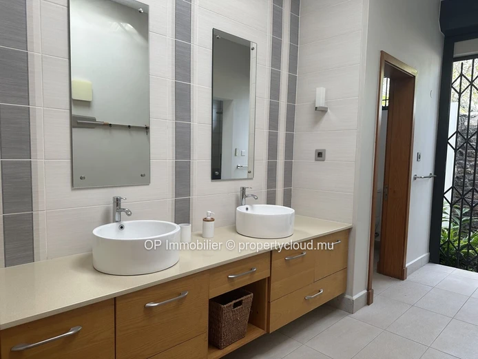 Maison meublée 4 chambres avec piscine à louer à Forêt Daruty