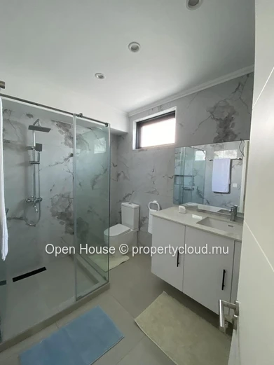 Furnished villa for rent in Péreybère, 162m², 3 en suite bedrooms, private pool, garden, solar panels, water tank, cl...
