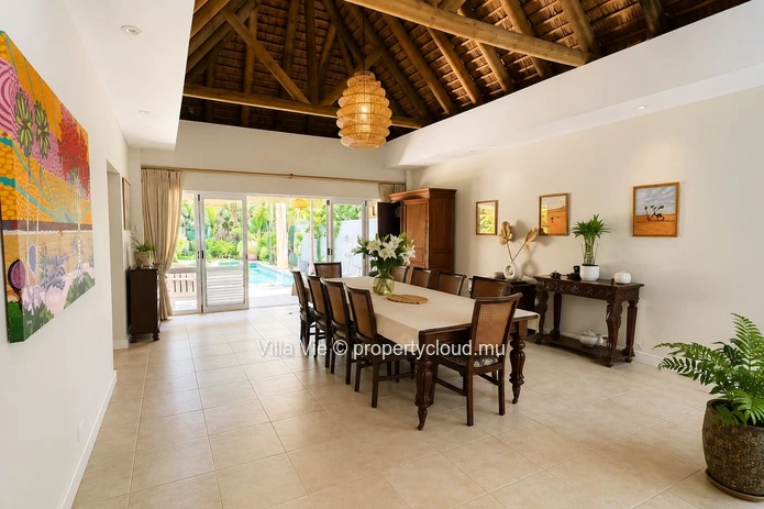 Grand Baie - Beachfront 4-bedroom family home with swimming pool (Sole Mandate)