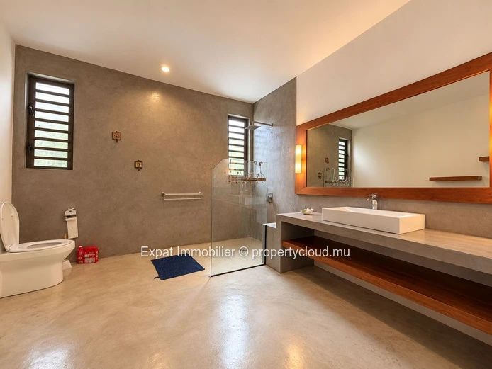 Stunning Renovated 3-Bedroom Ensuite Villa with Private Pool – Pereybere