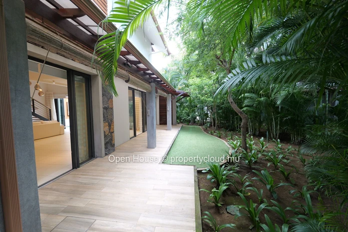 Luxurious Waterfront Villa with Private Pool in Rivière Noire - Black River Area - 237m² living space - Boat Garage -...