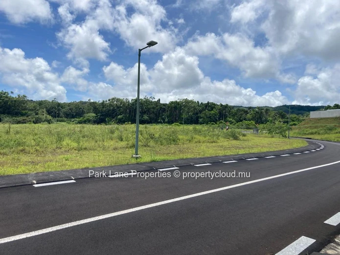 Terrain de 1976 m2 à Avalon : L'Opportunité de Construire Votre Maison de Rêve