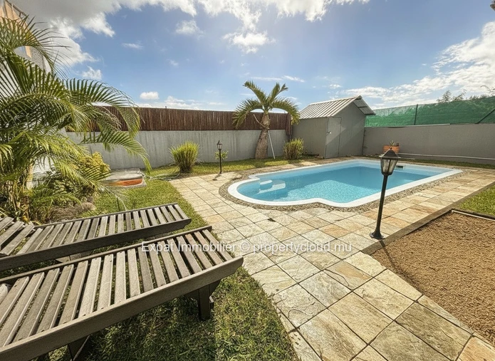 Villa 3 Chambres Avec Piscine, Garage Et Beaux Volumes – Péreybère
