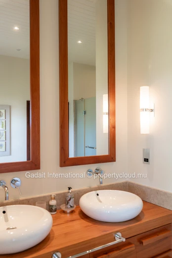 Magnificent 1972m² property with swimming pool, garden and panoramic view in Anahita