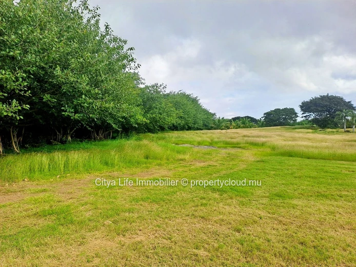 Terrain résidentiel de 1 200 m² avec piscine à Mont Choisy