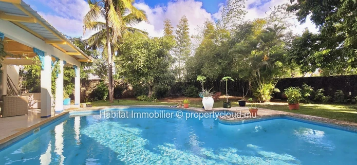 Discover this spacious furnished and equipped house of 350 m², on a plot of 233 toises (20 perches), just a few minut...