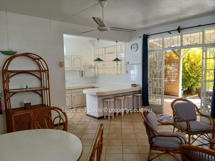 Charming Villa with Independent Cottage Near the Sea