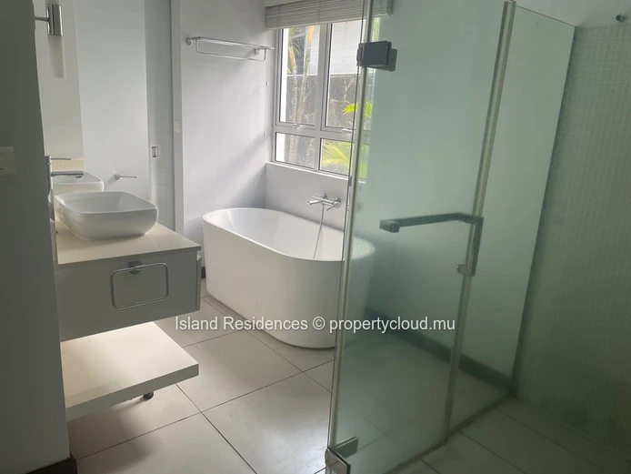 Pointe aux Biches - maison 3 chambres pieds dans l'eau avec piscine privée