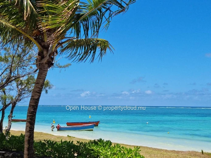 Duplex for sale in Palmar, Flacq. Living area of 127m² on a plot of 220m². 3 bedrooms, shared pool. Sea view, beach a...