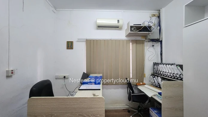 Spacious duplex office of 200 m² close to amenities