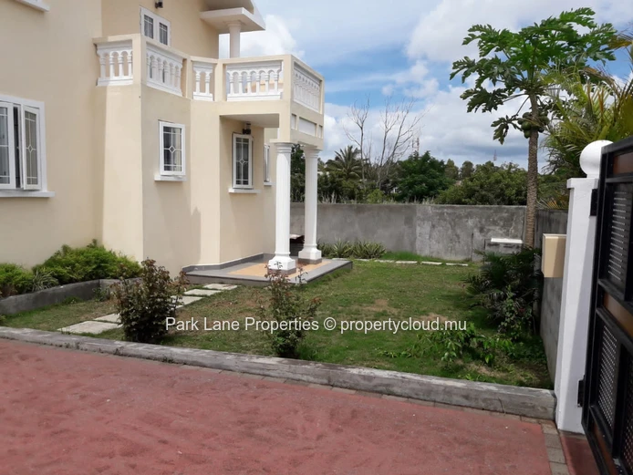 Maison spacieuse avec jardin soigné, proche des commodités !