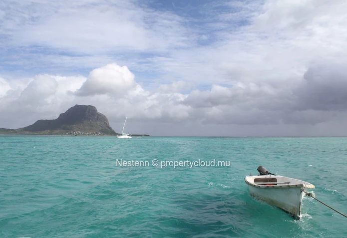 3 bedrooms apartment of 155m2 feet in the water on the exclusive site