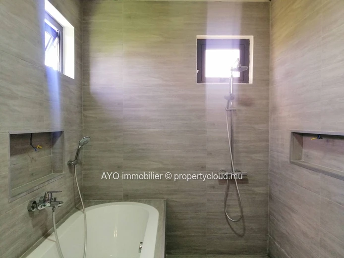 A VENDRE BIEN EXCEPTIONNEL -Maison moderne de 4 chambres avec piscine à Pereybere