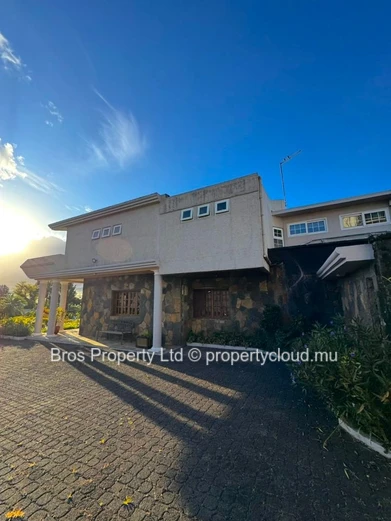 Villa 4 chambres à louer - Floreal, Curepipe | 110 000 roupies par mois | Terrain de 50 perches | 6 000 pieds carrés