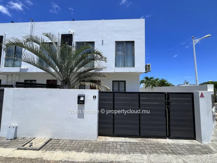 Duplex for rent in Flic en Flac, 3 bedrooms, private pool.