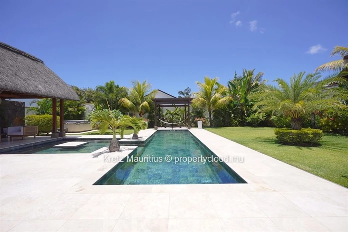 Contemporary villa with pool and jacuzzi in the heart of Grand Baie