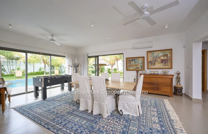 RES villa, accessible to non-Mauritians, for sale in Grand Baie, 362m² of living space, 1,185m² plot, 4 bedrooms, off...