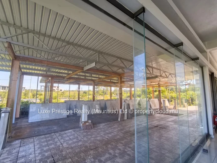 Immeuble Commercial de Premier Choix à Louer à Rose Belle | Visibilité Exceptionnelle depuis l’Autoroute | Idéal pour...