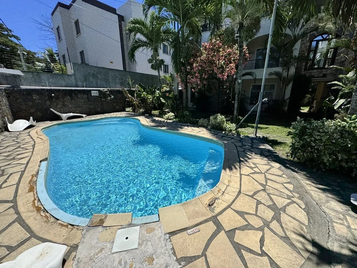 Studio meublé à louer à Grand Baie avec piscine commune.