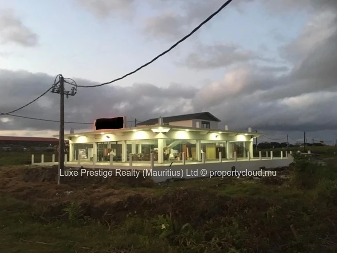 Modern Commercial Building for Rent in Rose Belle | Parking & Easy Motorway Access