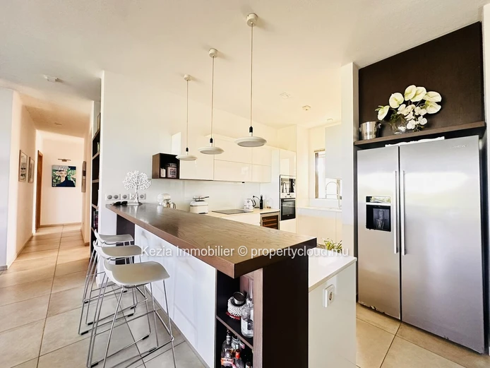 Contemporary Apartment With Mountain View 