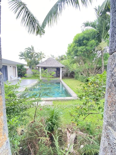 Villa PDS à vendre à Péreybère, 221m² habitables, terrain de 681m², 3 chambres + 1 bureau, piscine privée, 1 garage e...