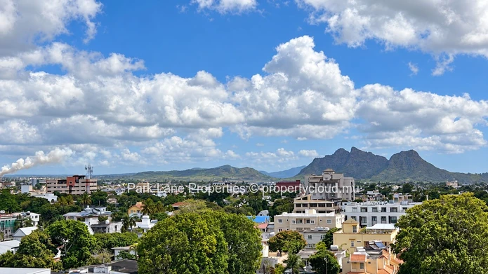Living at the top, in the heart of Quatre Bornes!
