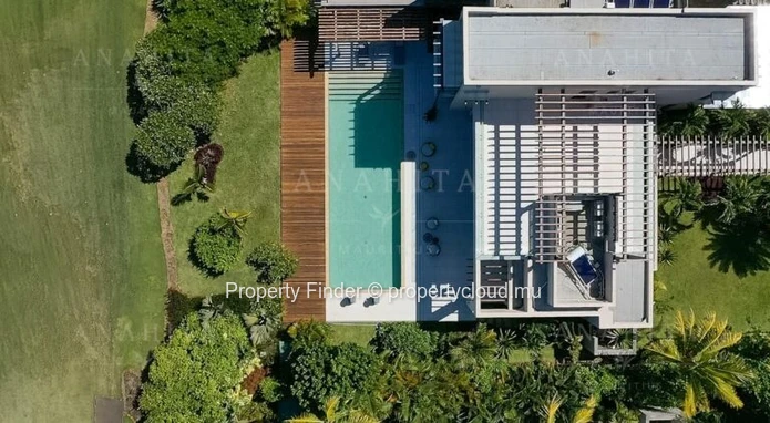 Une Villa Luxueuse avec Vue sur le Golf, Piscine Privée et Terrasse sur le Toit