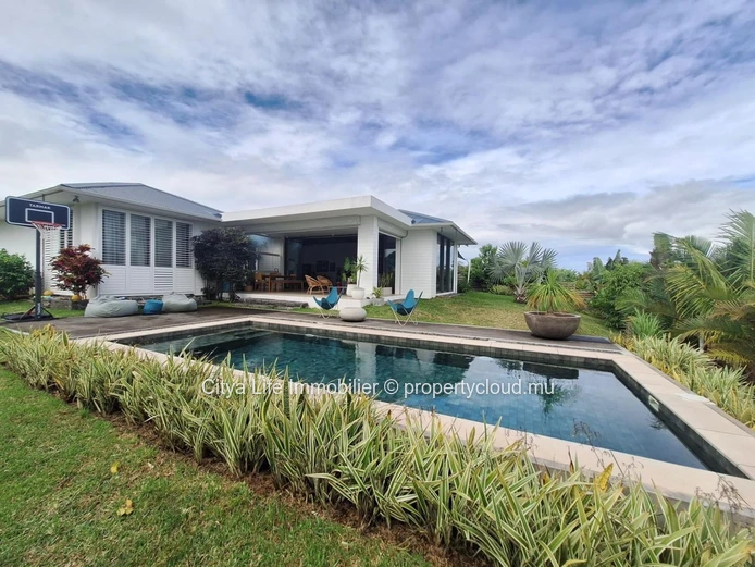 Maison meublée à louer à Mont Piton, Piton. Surface habitable de 250m², terrain de 1.250m², 4 chambres, piscine privé...