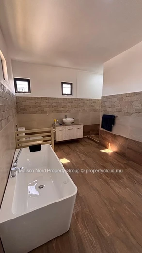 Villa meublée 3 chambres avec piscine, vue mer & montagne à Tamarin