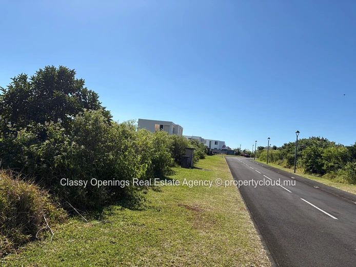 Sunny 576m² Roadside Plot in Highlands - Near Shops & School
