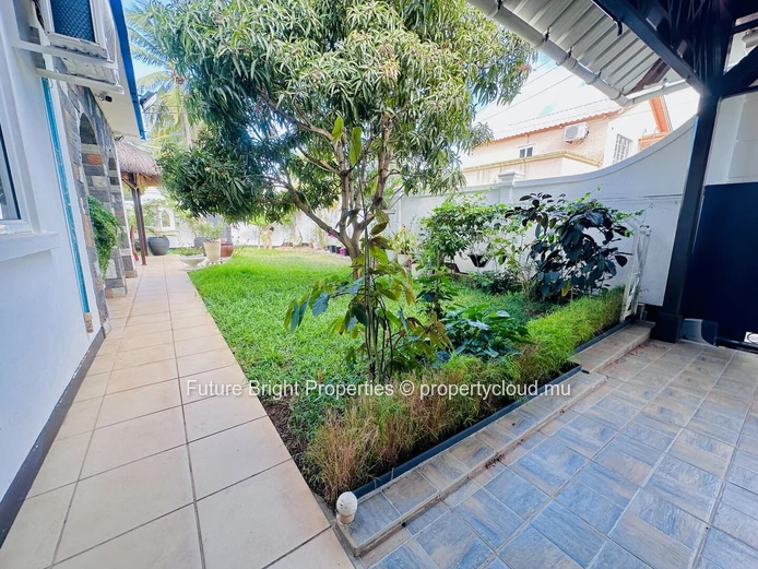 Maison de 320 m² à vendre à Flic en Flac avec piscine privée