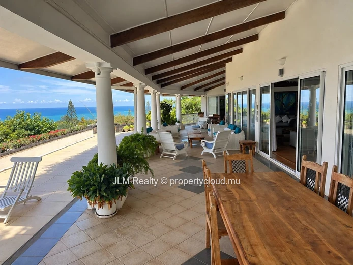 Villa d’exception à louer à Rivière Noire, Île Maurice – Vue panoramique sur Le Morne et l’océan